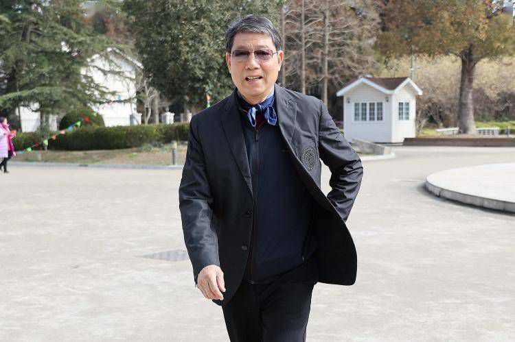 美女扒开内裤让男生桶爽